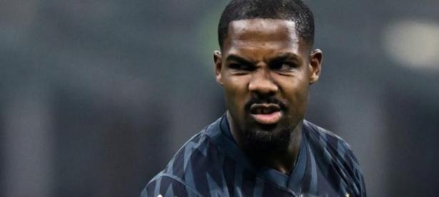 三亿体育体育新闻-包含AC米兰引援陷入僵局，转会进展缓慢令球迷焦虑的词条