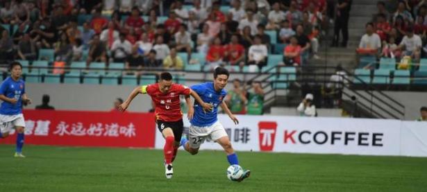 三亿体育体育平台-国际球队在比赛中的拼搏精神