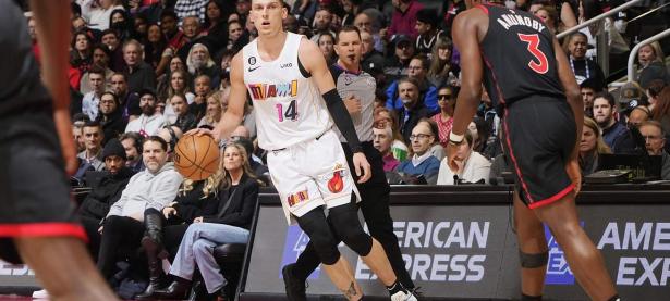 三亿体育体育app-猛龙总经理挤出巨款，追逐顶级射手的简单介绍