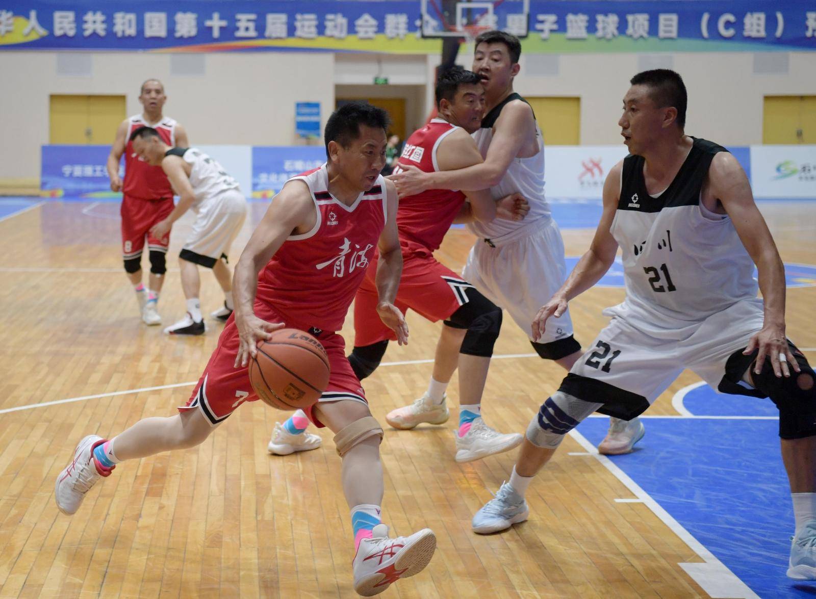 篮球联赛举办运动员交流活动