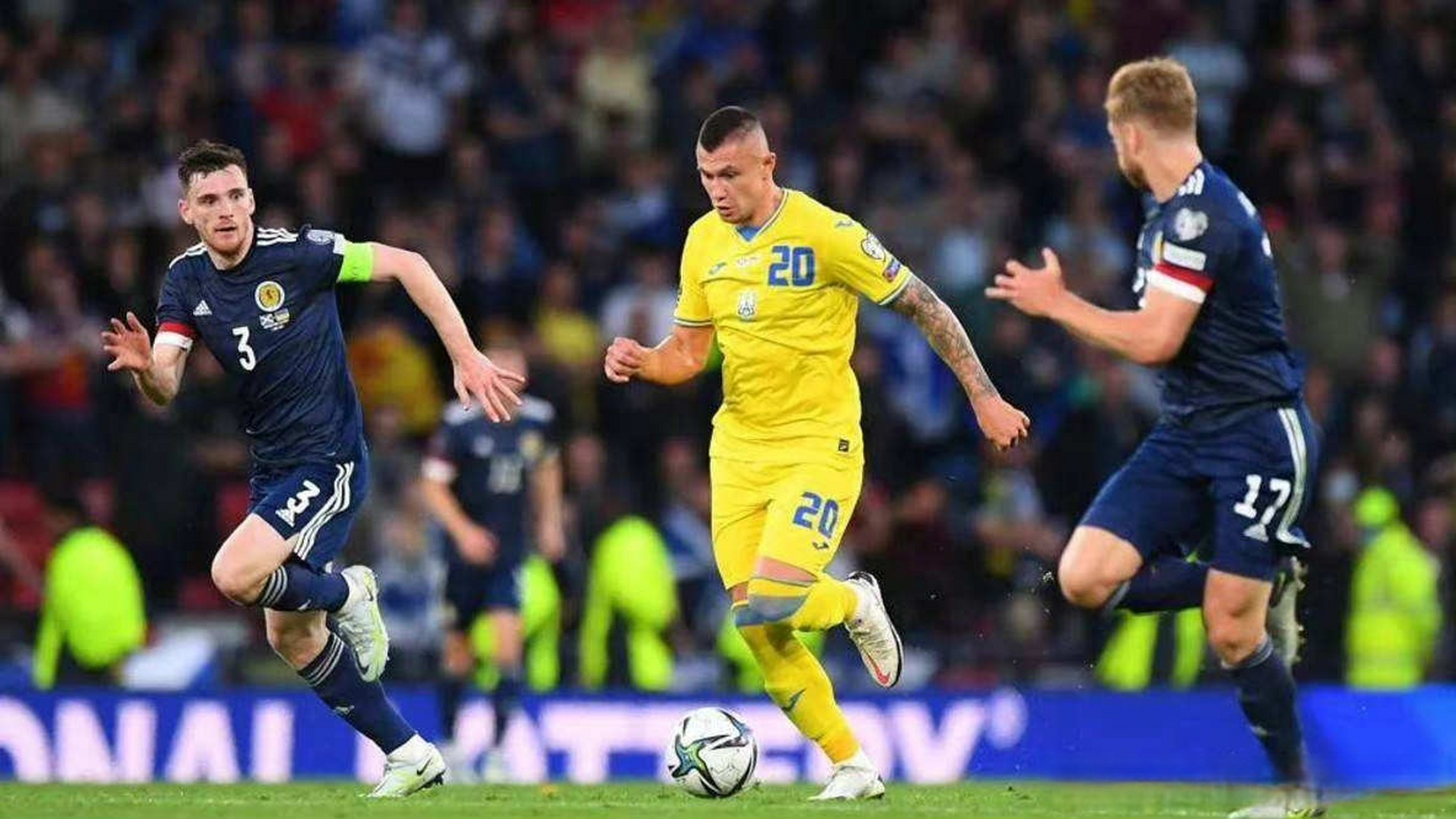 关于苏格兰主场战胜乌克兰，小组积分榜领先的信息