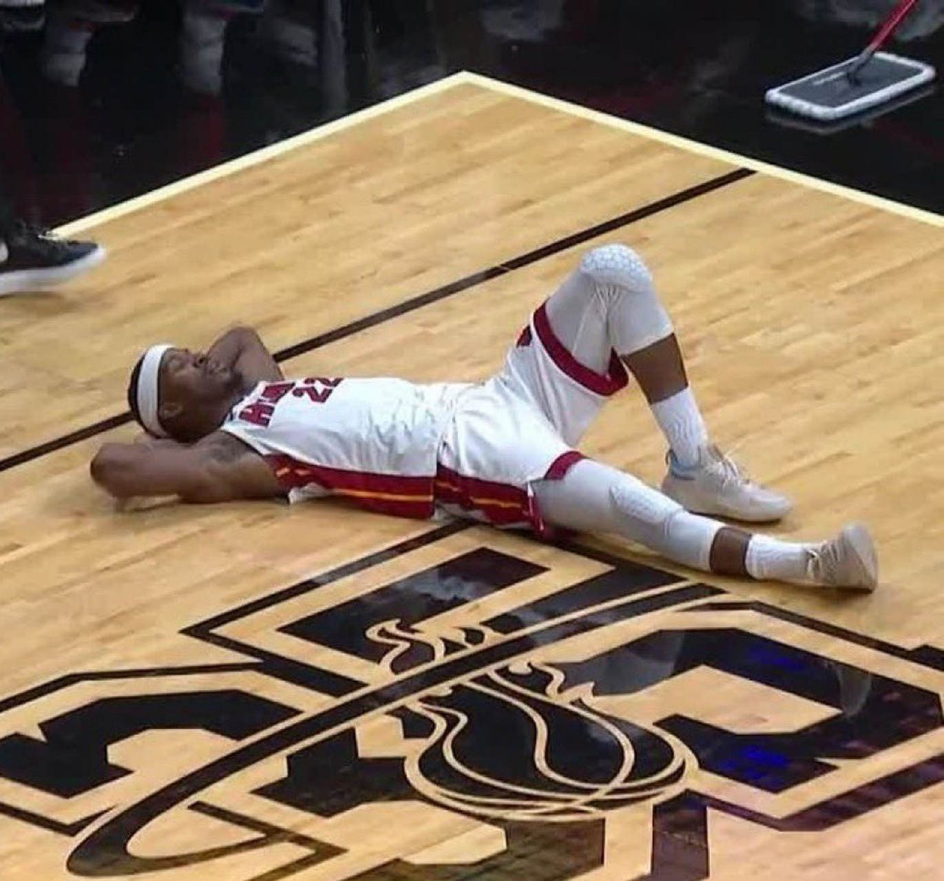 包含热火队主力后卫膝盖受伤赛季报销的词条