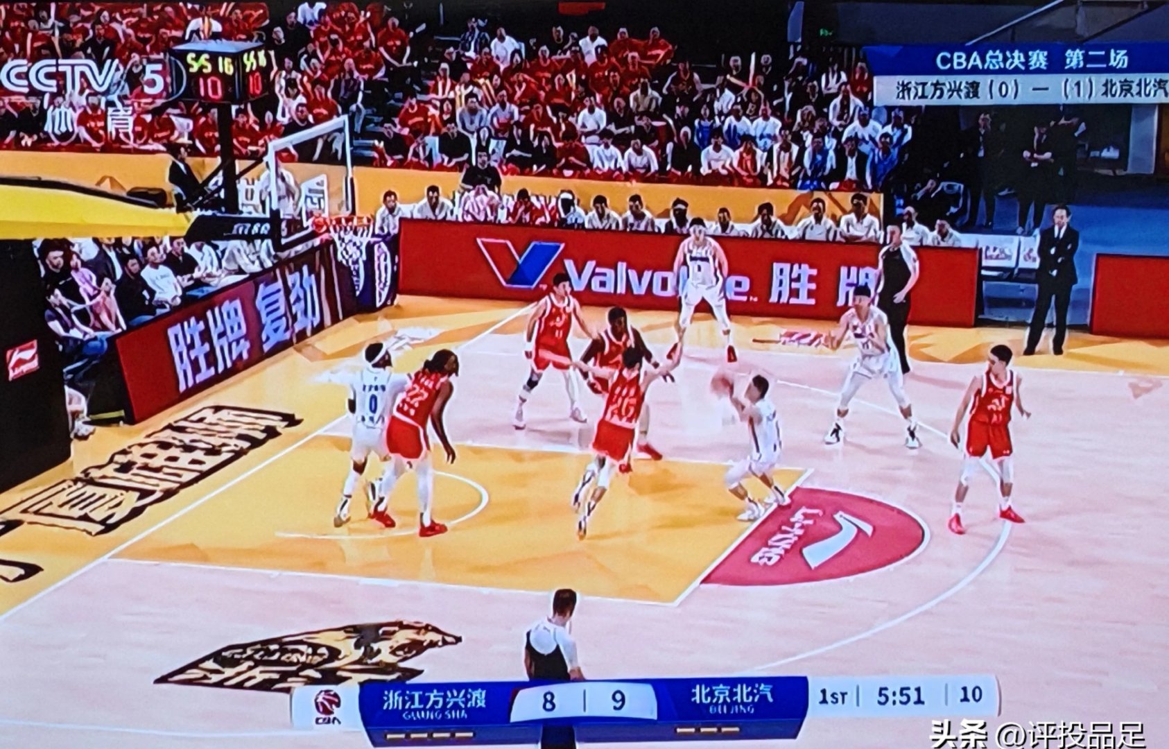 球队战术调整取得奇效，赢得比赛