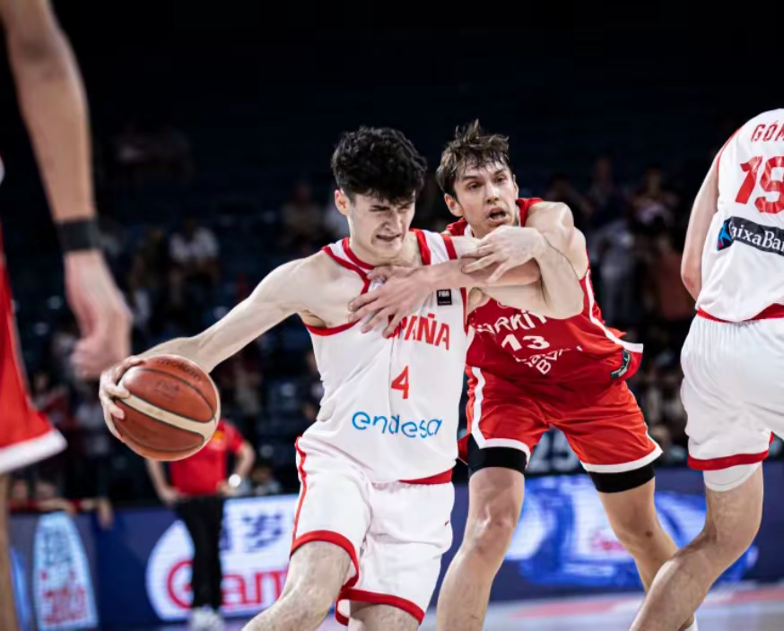 全球球员在国际篮球场上大显身手